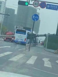 突发！杭州一桩机塔架倾倒！行驶中公交和货车被砸中！