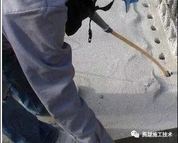钢筋工程质量通病防治措施，</p><p>9) 验收要（外观检查）：</p><p>① 四周焊包凸出钢筋表面的钢筋工程高度应大于或等于4mm；</p><p>② 钢筋与电极接触处应无烧伤缺陷；</p><p>③ 街头的弯折角不得大于40°；</p><p>④ 接头处的轴线偏移不得大于钢筋直径0.1倍，