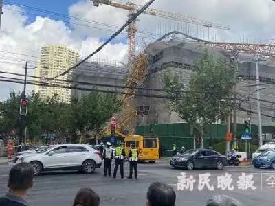 1死2伤!上海一工地塔吊吊装PC构件倾覆?