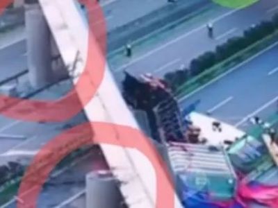 湖北鄂州500米长高架桥面侧翻导致3死4伤！事发段为“独柱墩”，事发时三辆货车同向行驶