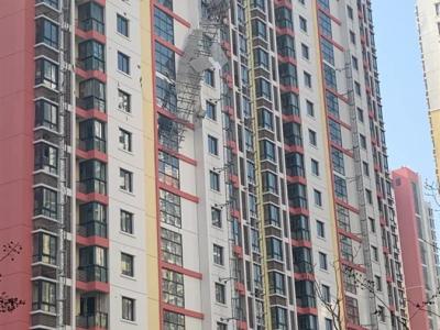 苏州一高层外墙施工平台倾斜，3名工人不幸坠亡