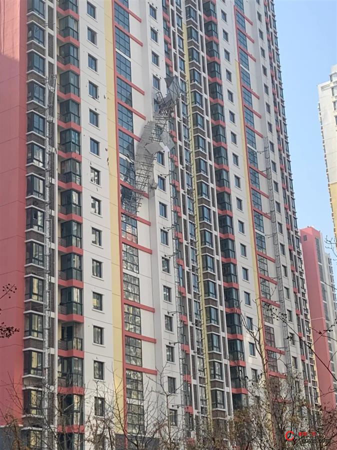 苏州一高楼外墙施工平台倾斜，3名工人不幸坠亡