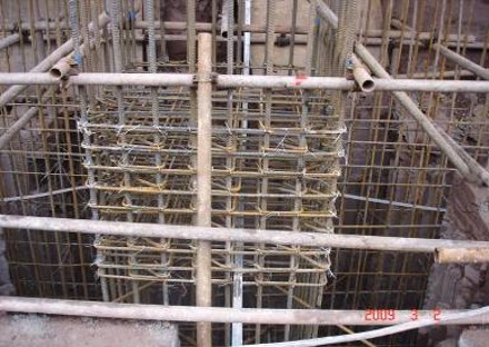 基础接地母线在穿越柱基时，预埋热镀锌接地扁钢，并与柱内引下线可靠焊接