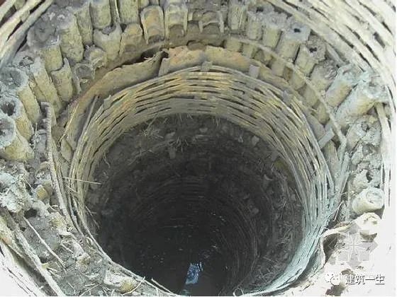 挖孔桩孔口围护做法不规范