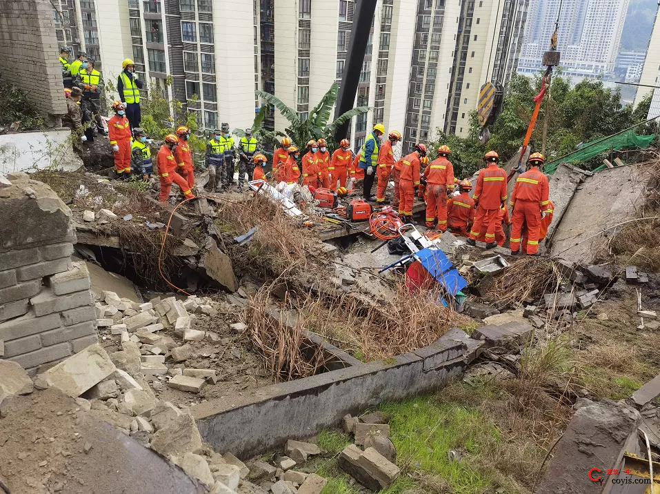 重庆一食堂坍塌，已救出9人