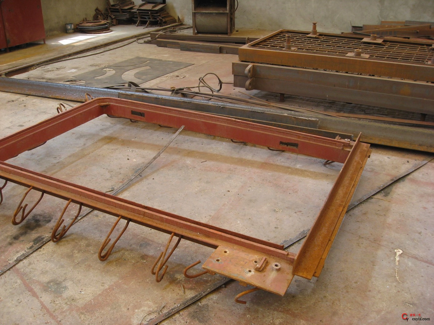 门框： 须在厂家制作（包括锚钩焊接），不可现场焊接；