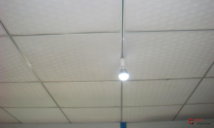 宿舍内照明采用36V低压LED灯泡