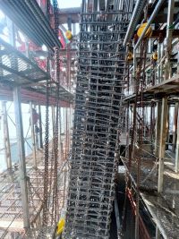 外墙倾斜施工你见过吗?中西部第一高楼斜墙段首次混凝土浇筑顺利完成!