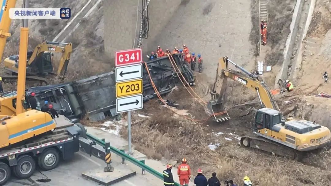 甘肃省丨一卡车撞击铁路桥梁，致列车坠桥