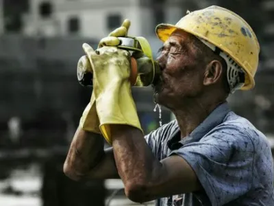 全国多地发布建筑业清退令 超龄农民工路在何方?