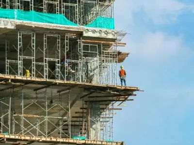 用垫块砖的方式为架体找平，导致架体坍塌。附：脚手架工程存在的25个问题