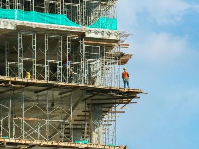 用垫块砖的方式为架体找平，导致架体坍塌。附：脚手架工程存在的25个问题