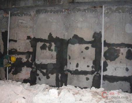 凿除支护腰梁、清理桩基面