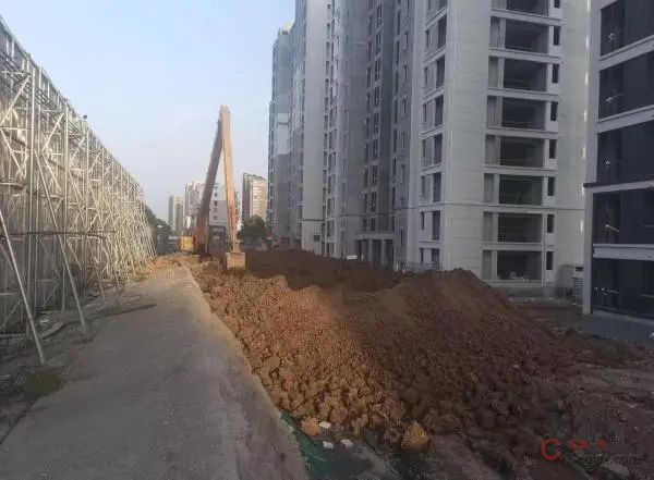 在建楼盘地库塌陷、梁柱破坏严重!事故调查报告公布:总包曾多次提醒仍被追责!原因是...