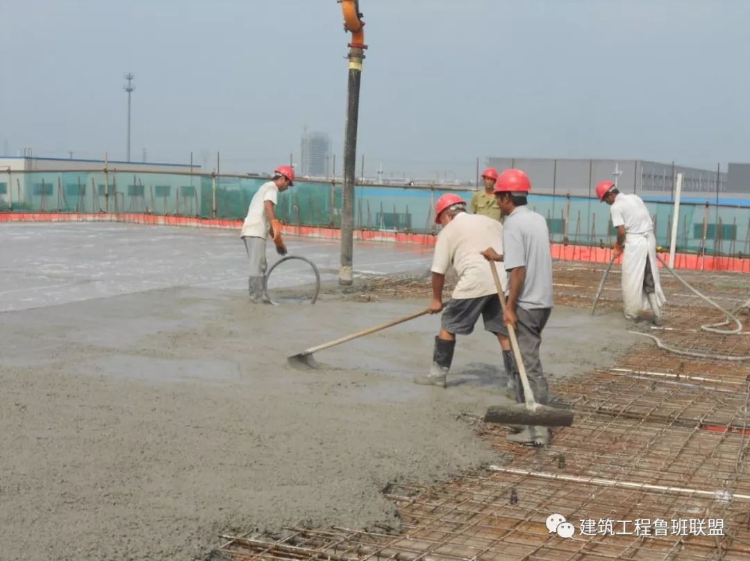夏季混凝土养护怎么做？无穷看完受益无穷！这是夏季黄金养护期，可能不会出现问题，混凝护但保证了混凝土浇筑成型后混凝土凝结、土养
