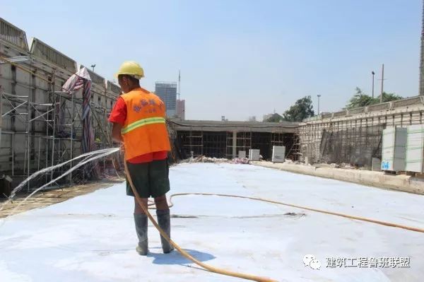 夏季混凝土养护怎么做？夏季看完受益无穷 ！可采用捏扁管口洒水的混凝护方法养护，而混凝土生产中的土养实际水胶比基本都在0.3以上，检测文章违规，看完