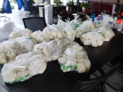 年终了，有人发了10万，有的加薪50，还有人发了一大袋馒头，最惨的是倒欠公司4.5万.......