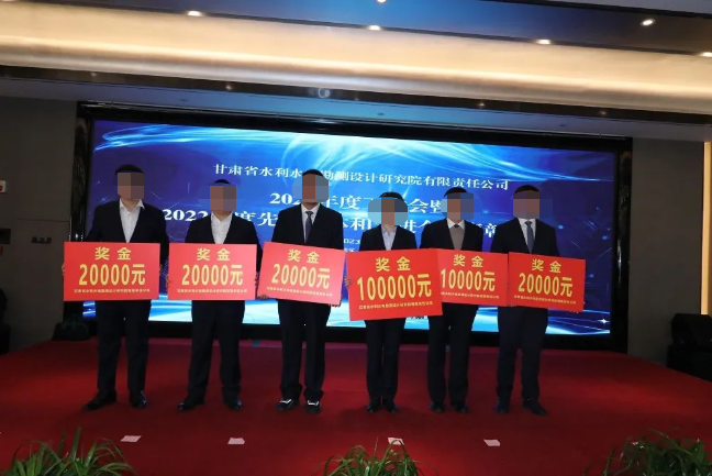 年终了，有人发了10万，有的加薪50，还有人发了一大袋馒头，最惨的是倒欠公司4.5万.......