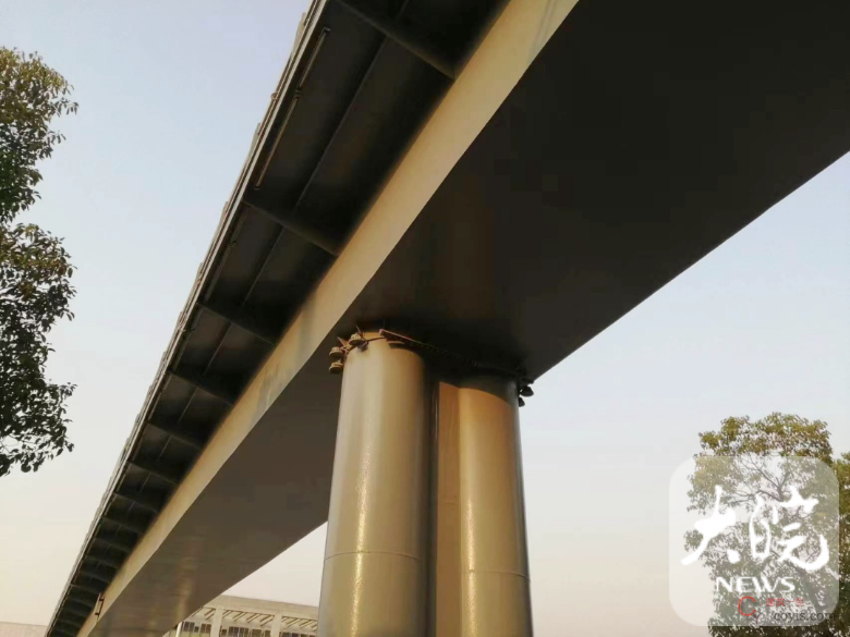 云谷路人行天桥的桥面有地砖拱起