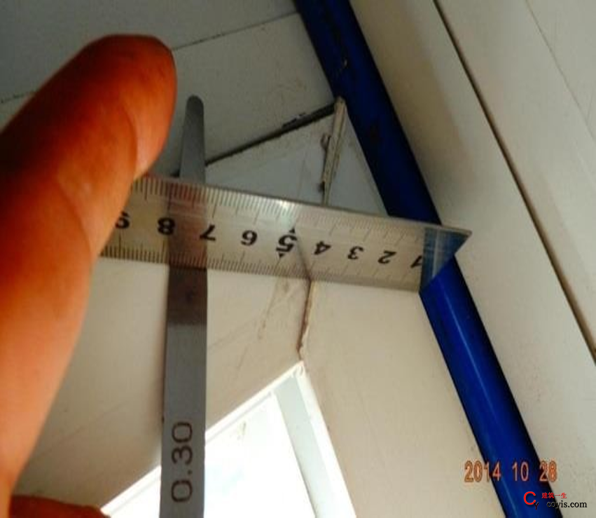9.4、塑钢窗相邻两构件焊接处 