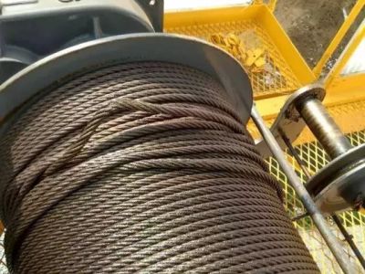 关于钢丝绳绳夹数量、间距和方向的规范要求