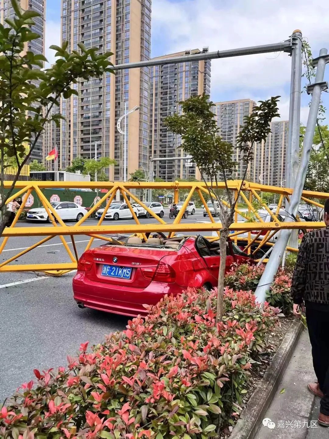 浙江嘉兴平湖一项目塔吊倒塌，一人当场死亡