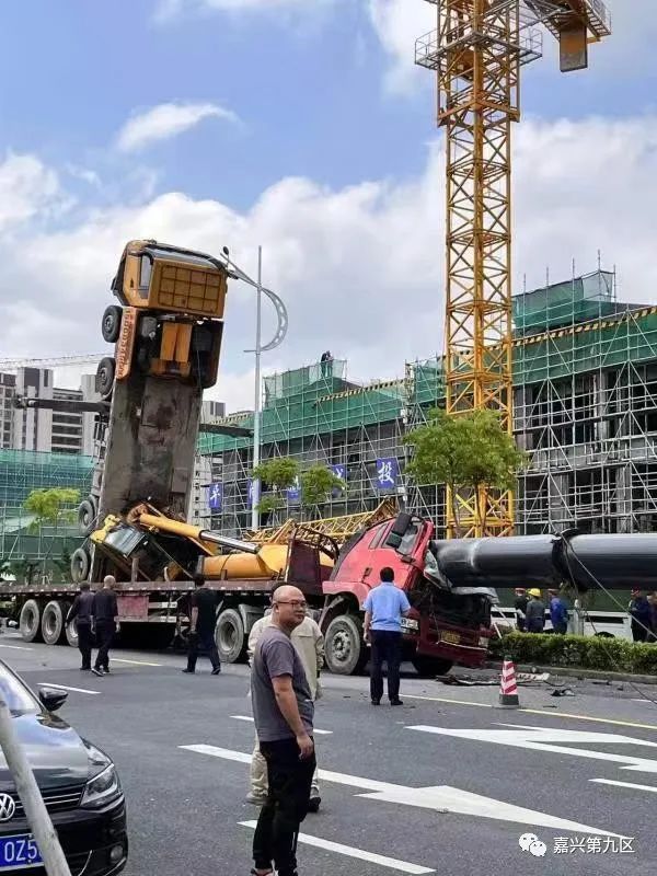 浙江嘉兴平湖一项目塔吊倒塌，一人当场死亡