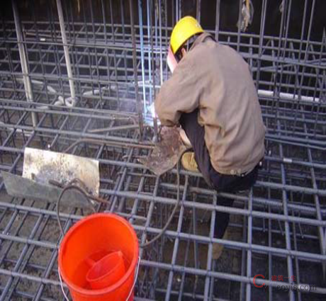 c.基础钢筋上有电焊作业时,在焊接操作面下 设接火盆或防火石棉垫,以避免电焊火花将 防水卷材烧坏。焊接时应在焊接部位准备好 水桶或灭火器; d.在基础钢筋施工过程中,如不慎损坏了防水卷材,应及时进修补。