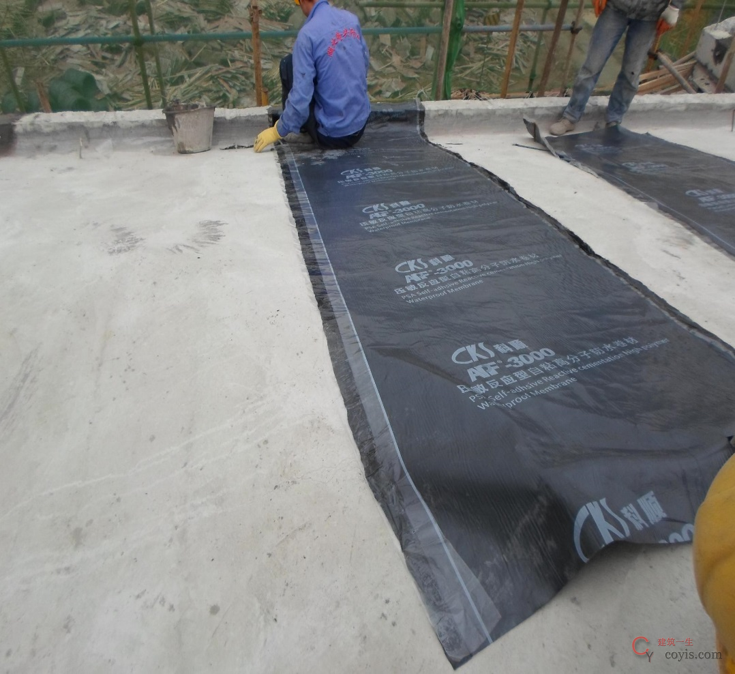 斜屋面反应粘仅周边铺浆