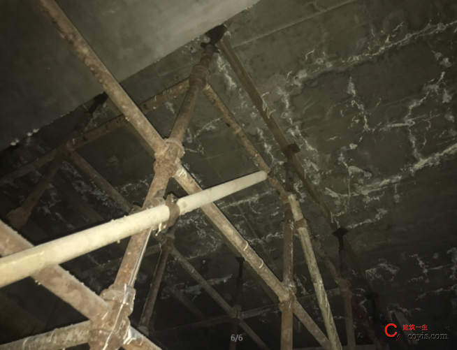 地下室顶板堆载方案未对落地外架、施工电梯、材料堆码场等进行有效验算