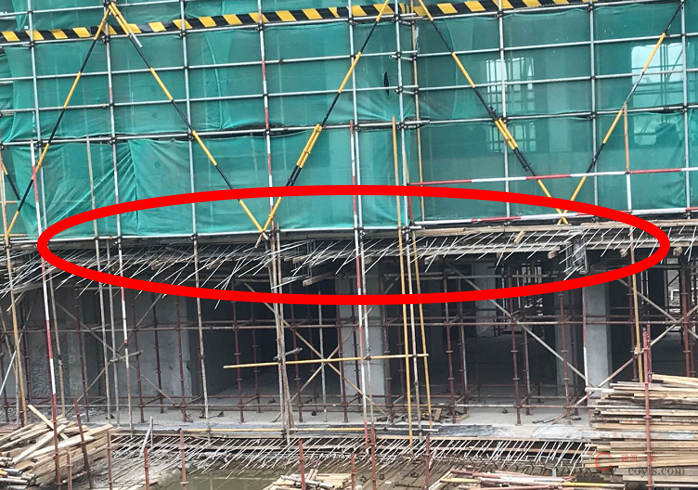 地下室顶板堆载方案未对落地外架、施工电梯、材料堆码场等进行有效验算