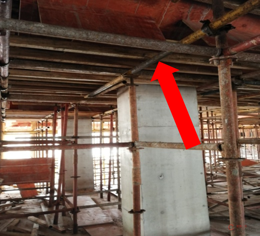 施工现场板底主龙骨为单钢管。