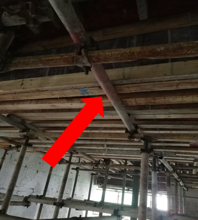 施工现场板底主龙骨为单钢管。