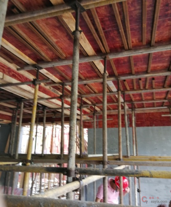 模架体系缺少一个方向或两个方向顶部小横杆,导致自由端超高;个别项目模架立杆部分悬空。