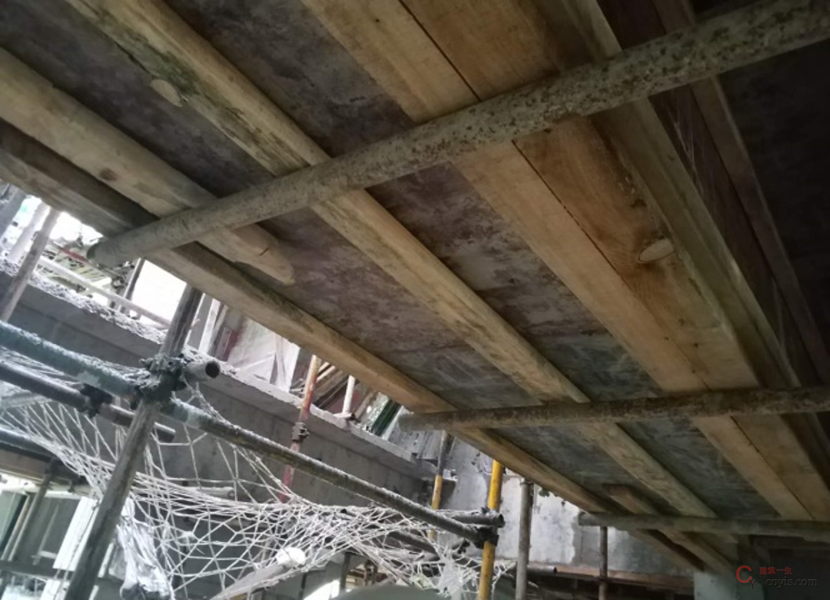 梁底立杆早拆,导致梁底主龙骨悬挑;板底主龙骨端部无固定措施,主龙骨悬挑,楼板下挠明显。