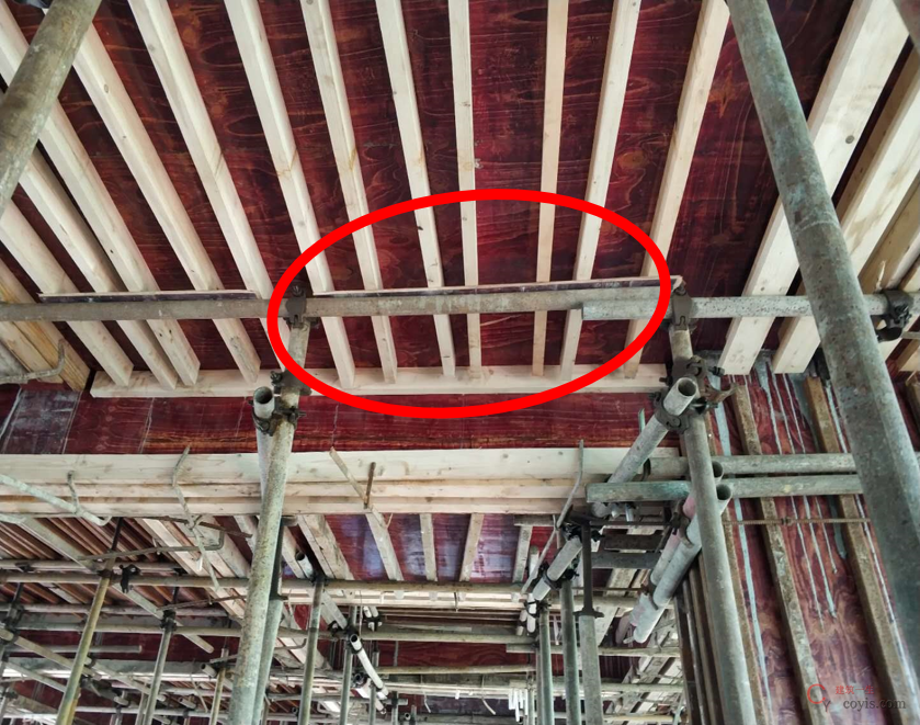 梁底立杆早拆,导致梁底主龙骨悬挑;板底主龙骨端部无固定措施,主龙骨悬挑,楼板下挠明显。