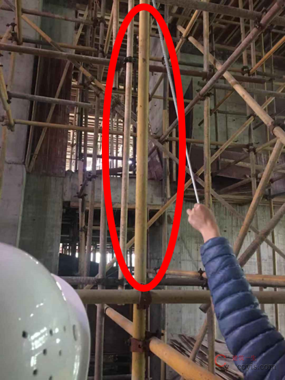 板底模架搭设不规范,架体缺失水平杆,步距过大,U托自由端长度超标、U托歪斜。