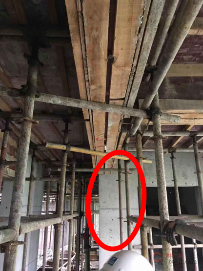 板底模架搭设不规范,架体缺失水平杆,步距过大,U托自由端长度超标、U托歪斜。