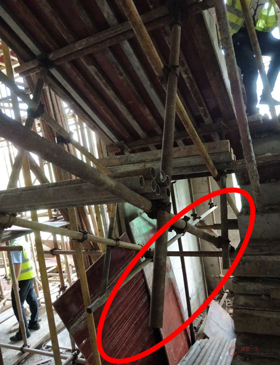 楼梯架体立杆未落地