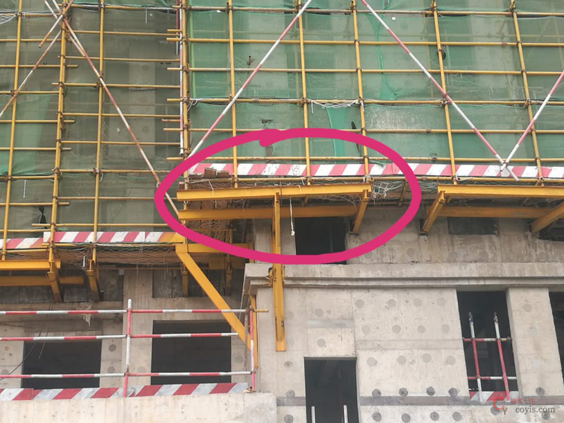 挑架局部联梁悬挑过长,端部缺失保险绳卸荷,连梁倾斜。