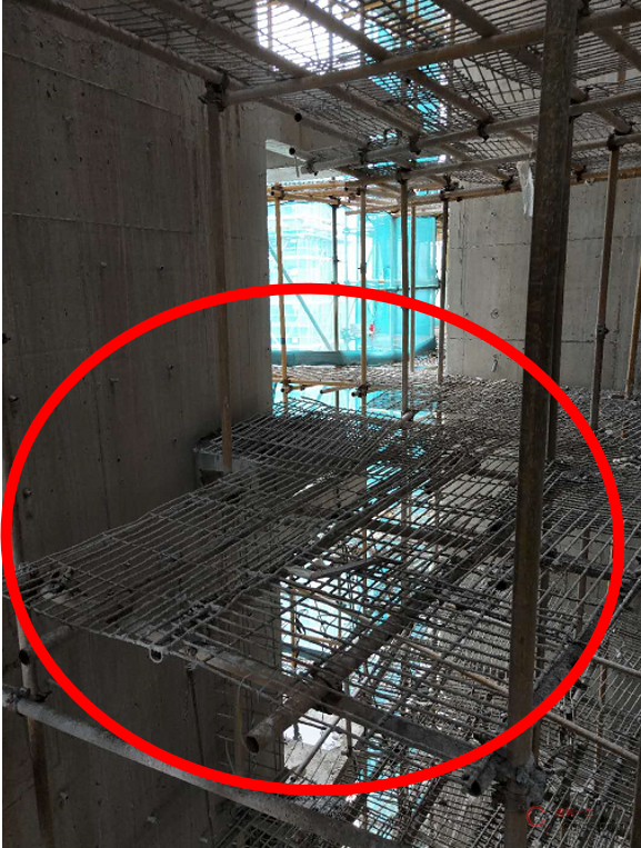 采光井位置外架立杆缺失