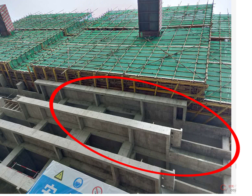 悬挑架位于悬挑部位,锚固段含悬挑部位,下部回顶缺失