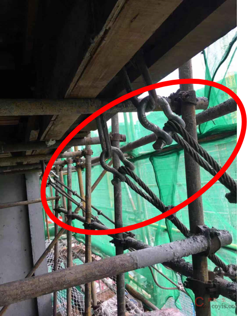 采用卸扣和拉环拉结、共用拉环、用一根绳对折使用、与结构摩擦无隔离。