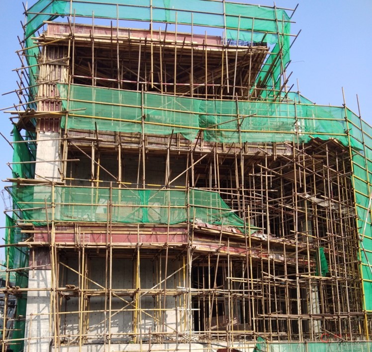 外防护架采用单排外架与模架体系拉结