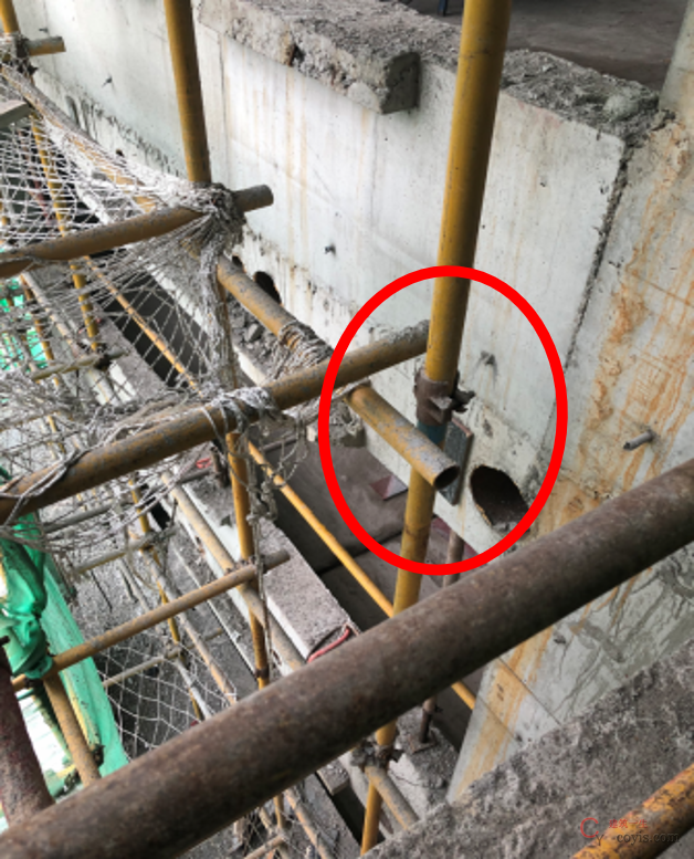 悬挑架扣件缺失。