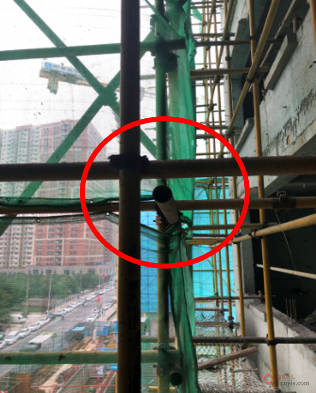 悬挑架扣件缺失。