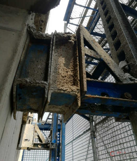 爬架附着支座尺寸有偏差,现场采用垫块支设