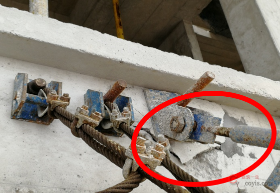 料台轨道上拉点处结构拉裂;