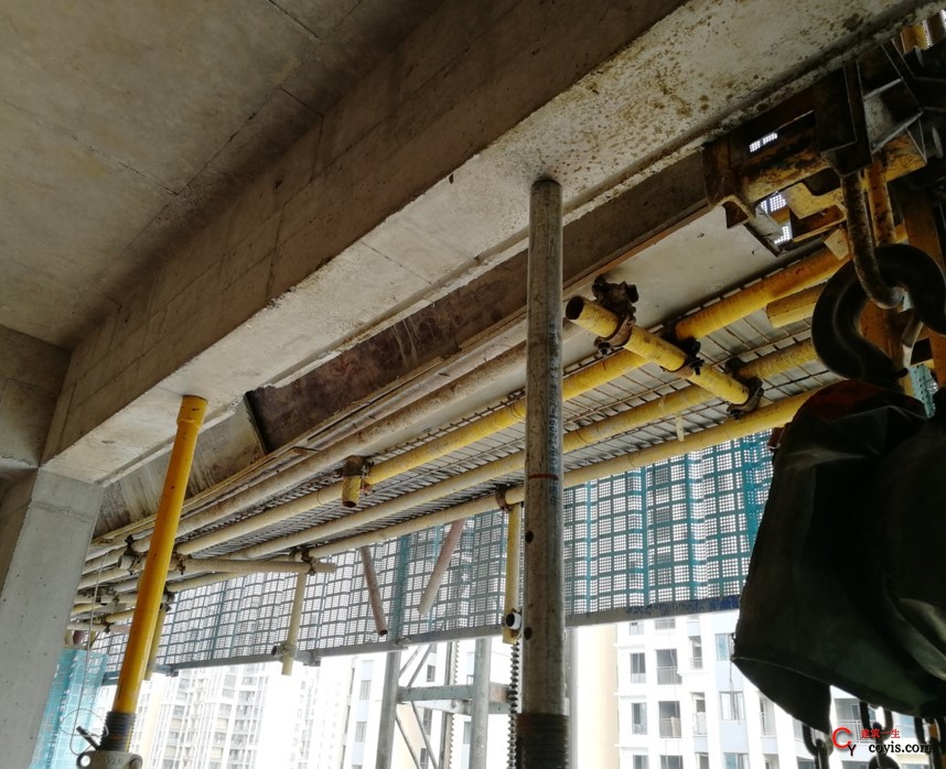 爬架方案和方案交底对于升降机顶部的架体连接及加强措施均未明确，导致现场电梯顶部爬架变形，钢管变形。