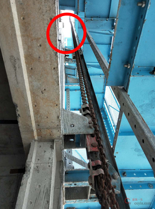 爬架最上一道附墙支座有缺失。